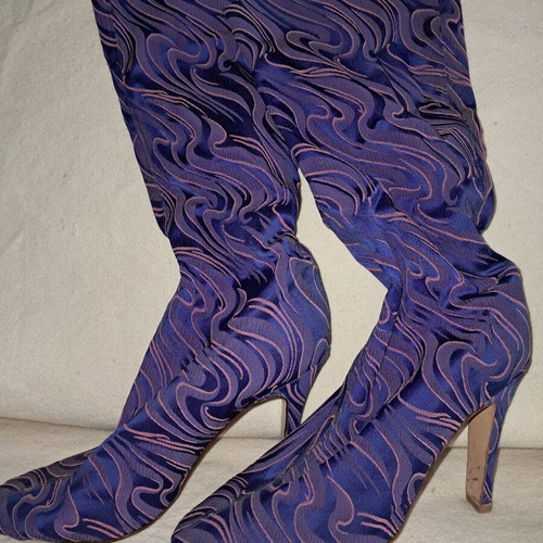 Italian women's elastic knee-high boots in purple shades like new
