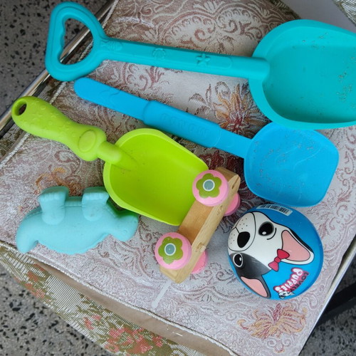 Set of 6 children's sand toys