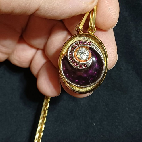 Pendant with spiral design and crystal, like new