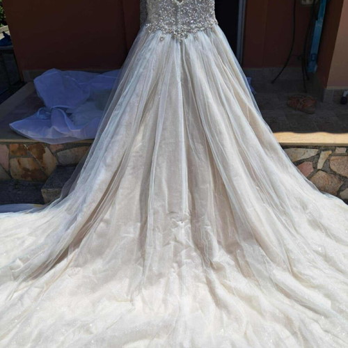 Cream wedding dress like new with stones and train