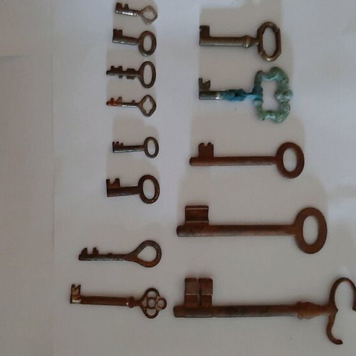 Antique keys used, pack of 13 old keys