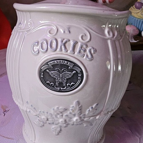 Large ceramic cookie jar like new