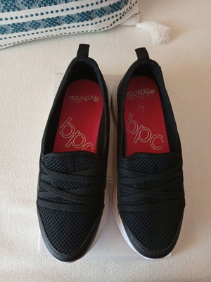 Slip-on athletic shoes bpc like new, size 37, black and white