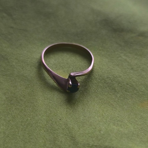 Gold 585 solitaire ring with sapphire like new