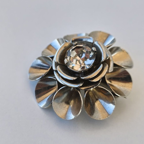 Vintage flower brooch with silver metal and rhinestone