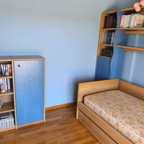Neoset children's bedroom set with bed and bookshelf