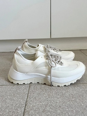 Calvin Klein white running sneakers used, lace-up caging design