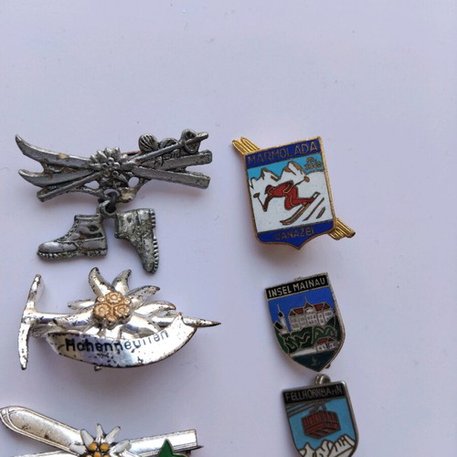 Vintage pins used, set of 8 pieces