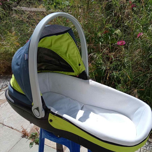 Chicco Baby Bassinet like new with mattress and blanket