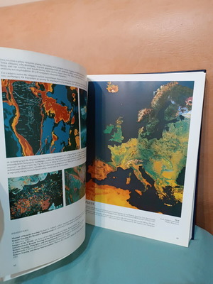 World Encyclopedic Atlas like new, Greek edition 1999