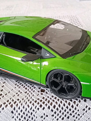 Maisto Lamborghini Huracan Performante 1/18 used with replaced wheels