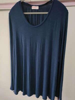 Plus size blue mako blouse like new with bows on sleeves