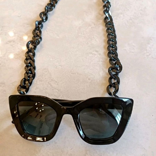 Meller sunglasses with polarized lens and chain, never worn