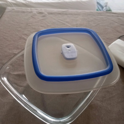 Glass food container like new with air-tight lid