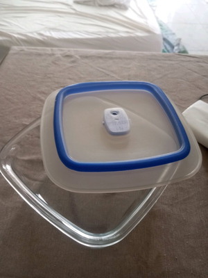 Glass food container like new with air-tight lid