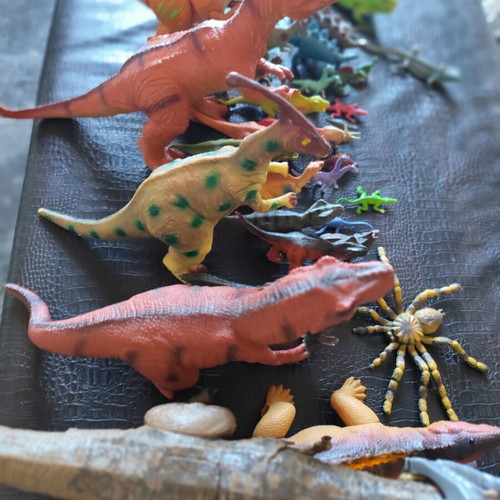 Dinosaur figures like new, pack of 9 large and 30 small to medium
