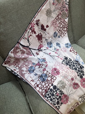 Scarf 90x90 like new, high quality and very soft