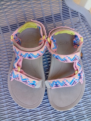 Teva kids hiking sandals size 31