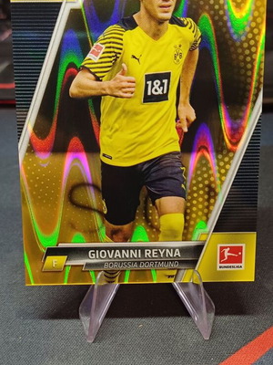 Topps Chrome Bundesliga 2021/22 Giovanni Reyna Gold Ray Wave Refractor card like new