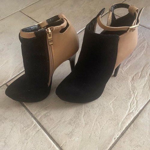 Migato ankle boots new, black suede with beige leather and strap