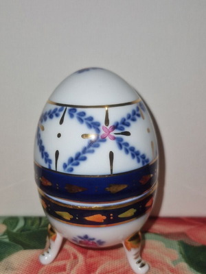 Limoge porcelain decorative egg like new, collectible