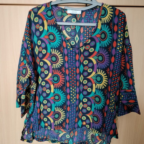 T-shirt like new, multicolor, fits medium and large