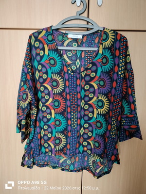 T-shirt like new, multicolor, fits medium and large