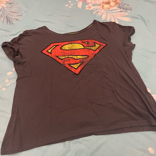 Dc comics T-shirt with Superman logo like new
