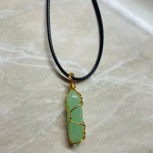 Crystal necklace like new, green