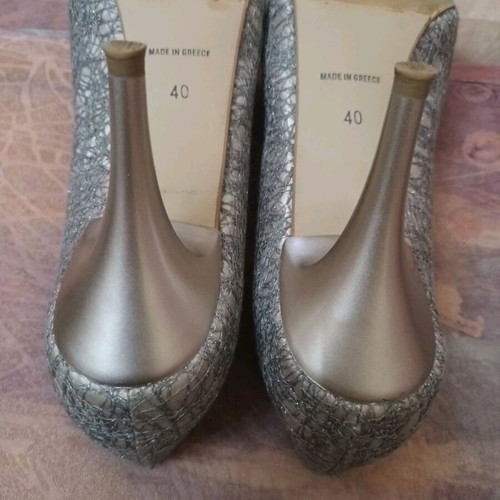 Leather peep toe pumps silver like new, size 40
