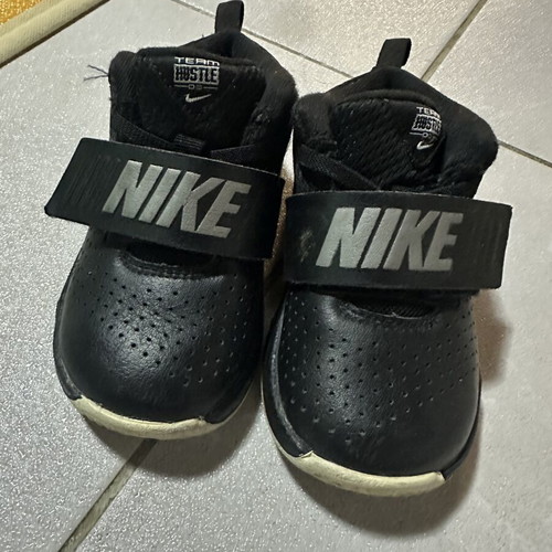 Nike Team Hustle D 8 baby shoes size 23.5, black with silver logo
