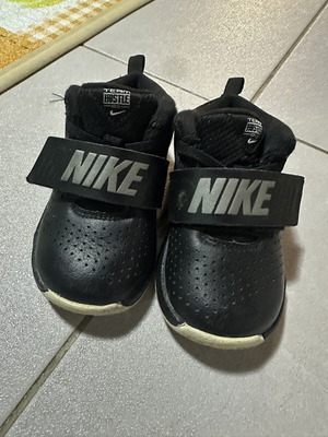 Nike Team Hustle D 8 baby shoes size 23.5, black with silver logo