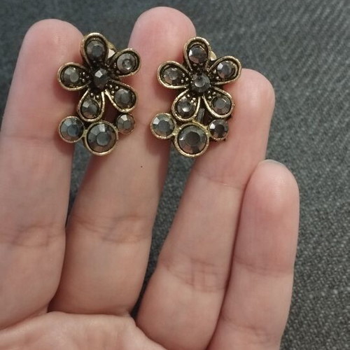 Vintage clip-on earrings with anthracite strass stones