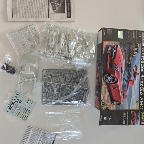 Revell Mercedes-Benz SLS AMG 1:24 Plastic Model Kit new
