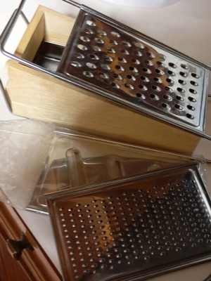 Vegetable grater new with 3 cutting bases and drawer