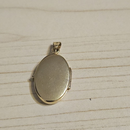Gold pendant locked 14K like new