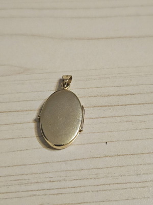 Gold pendant locked 14K like new