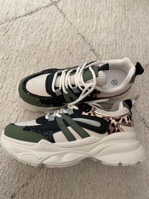 Athletic shoes size 37 like new, olive, black and animal print