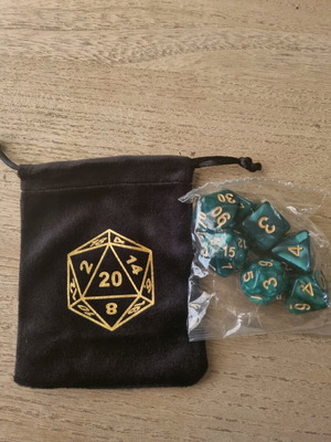 Dice set 7pcs green like new with pouch for Dungeons and Dragons RPG