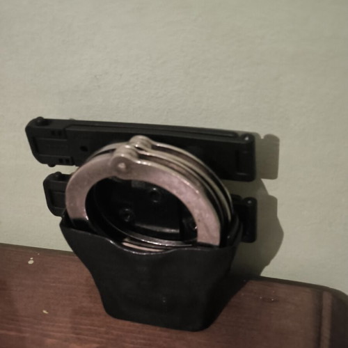 Kydex handcuff holster with hinge