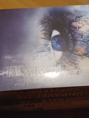 Shatter Me комплект от 6 книги употребявани