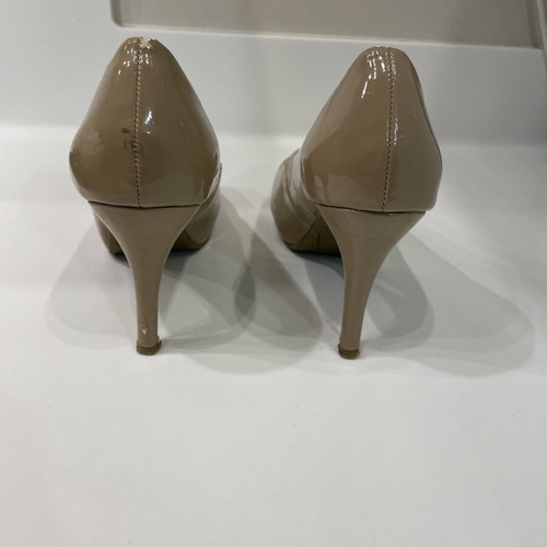 Candie’s beige patent leather pumps used, size 39