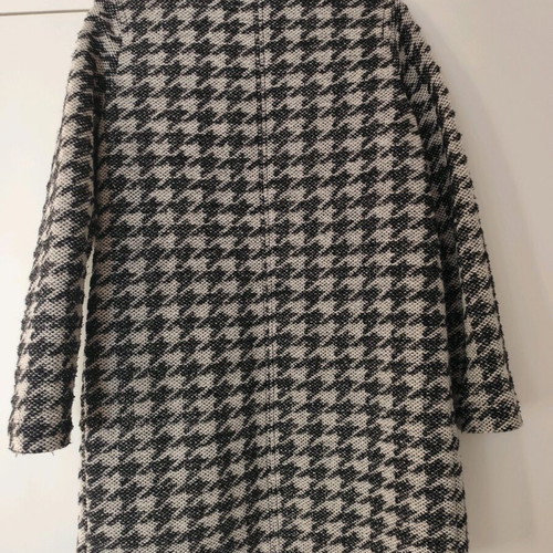 Light Stradivarius coat like new, black and white