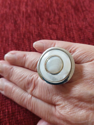 Ring new silver color with white mother of pearl circles