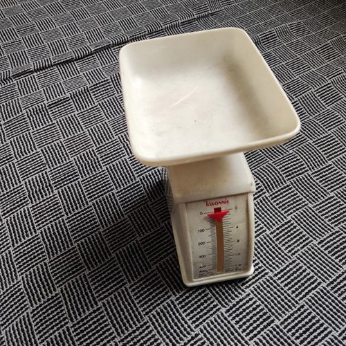 Vintage plastic scale Kwonnie 450gr used, 80s