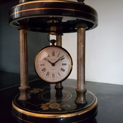 Vintage 400-day mechanical analog table clock used