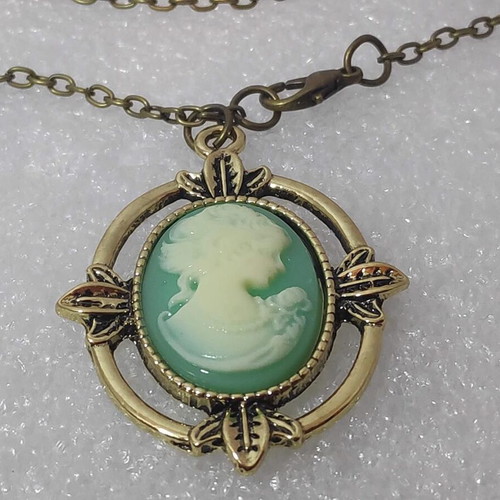 Vintage Cameo Pendant Necklace mint green, like new