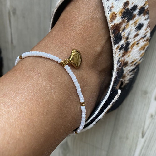 Steel anklet with white beads and gold shell charm