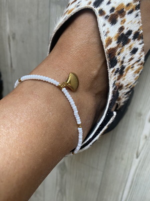 Steel anklet with white beads and gold shell charm