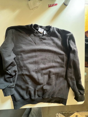 Adidas sweatshirt black size M like new with wide fit